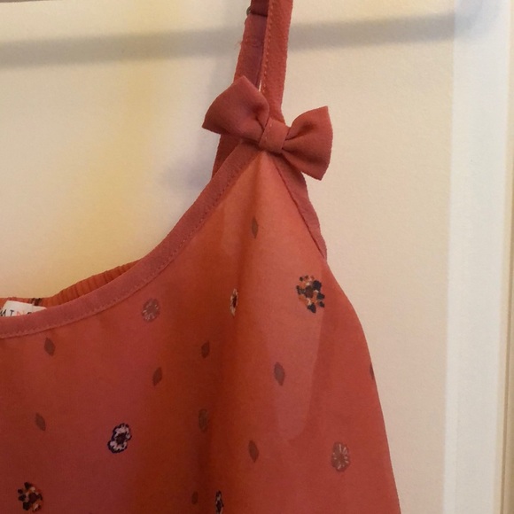 3/$15 Cute Flower Print Top 💐💐 - Picture 2 of 3